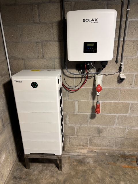 Omvormer met thuisbatterij in een technische ruimte